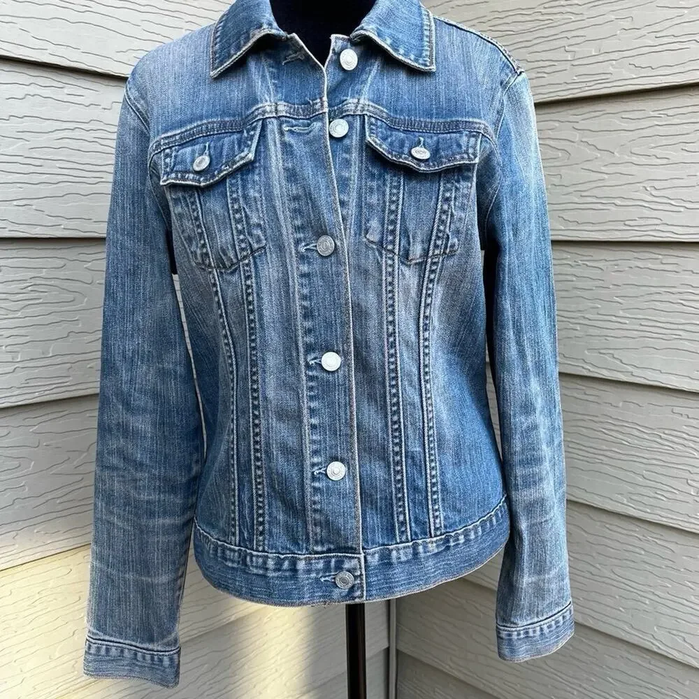 Gap -Gapstretch, Women’s size M, Denim Truckers Jacket, Medium -Light Wash.